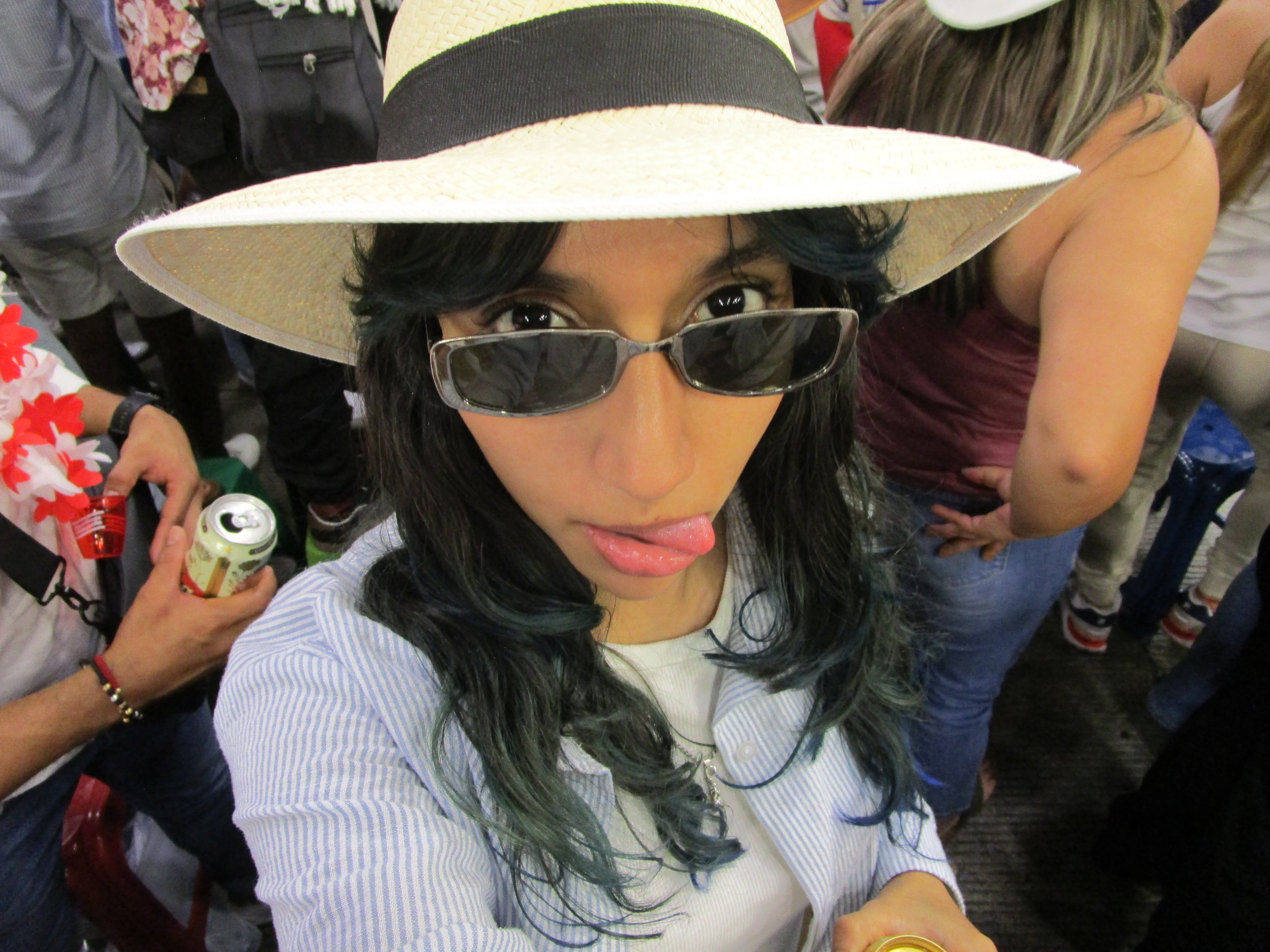 Foto de Mari con un sombrero y gafas de sol